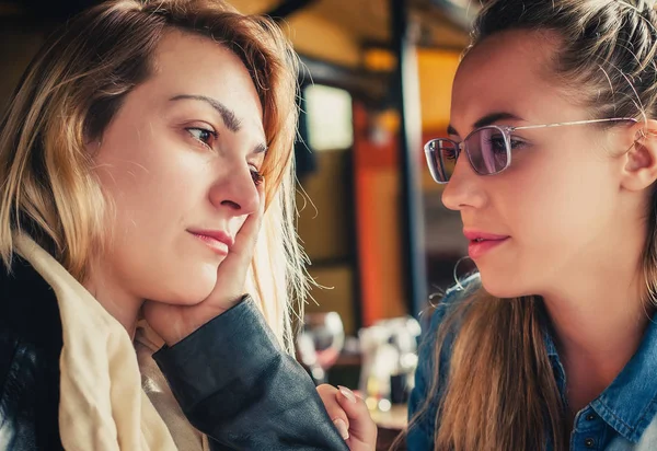 Triste jeune femme avec un ami — Photo