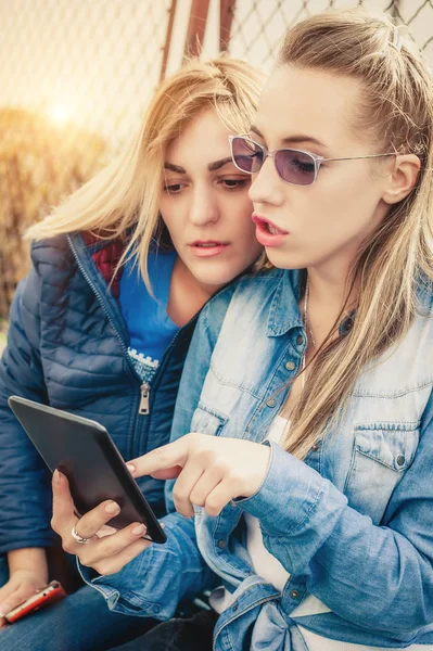 Zwei Freundinnen haben Spaß mit digitalem Tablet — Stockfoto