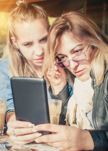 Zwei Freundinnen haben Spaß mit digitalem Tablet — Stockfoto