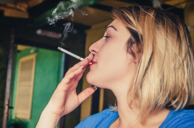 Güzel kız sigarasını ile dalgın