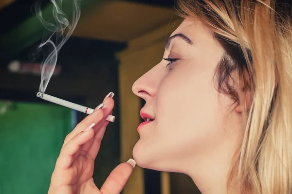 Piękna dziewczyna zamyślony z jej papierosa — Zdjęcie stockowe