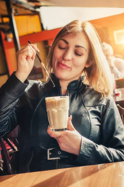 彼女はコーヒーを楽しんでリラックスした女性 — ストック写真