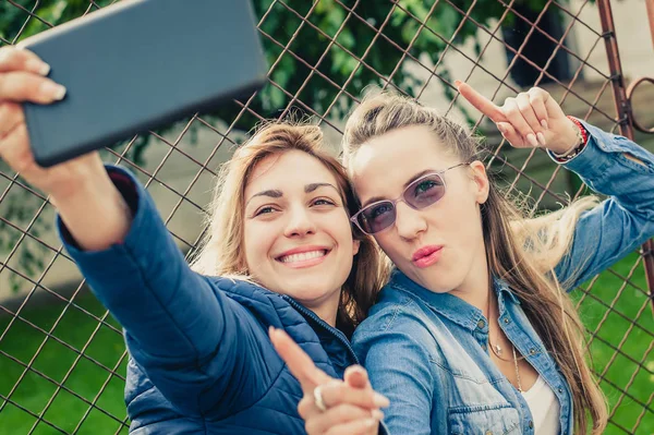 Dwa piękne przyjaciele Dokonywanie selfie — Zdjęcie stockowe