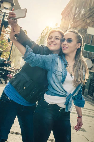 Zwei schöne Freundinnen machen Selfie — Stockfoto