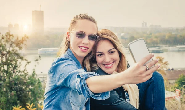 Zwei schöne Freundinnen machen Selfie — Stockfoto