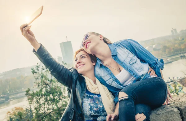 Zwei schöne Freundinnen machen Selfie — Stockfoto