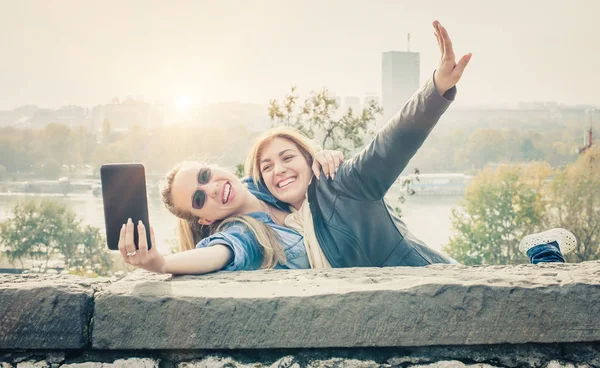 Zwei schöne Freundinnen machen Selfie — Stockfoto