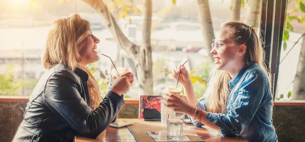Barátnők, miután italt a kávézóban — Stock Fotó
