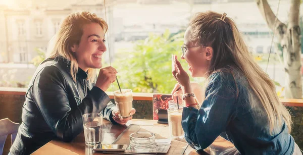 Barátnők, miután italt a kávézóban — Stock Fotó