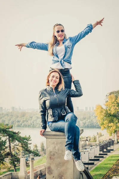 Mejores amigos divirtiéndose al aire libre —  Fotos de Stock