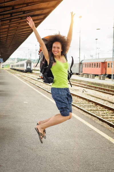 Счастливая женщина-прыгун — стоковое фото