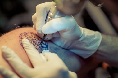 iş yerinde dövme sanatçısı