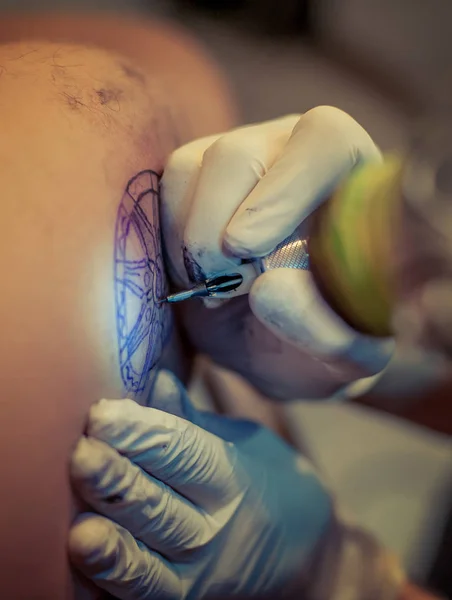 Татуировщик за работой — стоковое фото