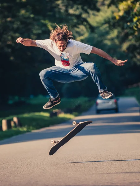 Azione colpo di uno skateboarder pattinaggio, fare trucchi e saltare — Foto Stock