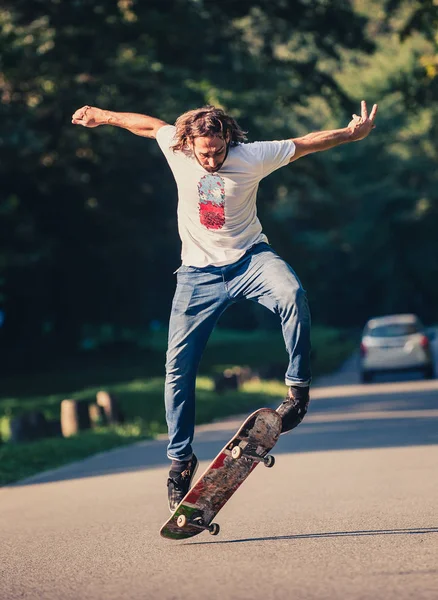 一个滑板溜冰、 做技巧和跳跃的动作镜头 — 图库照片