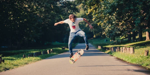 Action-Aufnahme eines Skateboarders beim Skaten, Tricks machen und Springen — Stockfoto