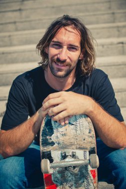 Patenci ile paten kurulu merdivenlerde dinleniyor