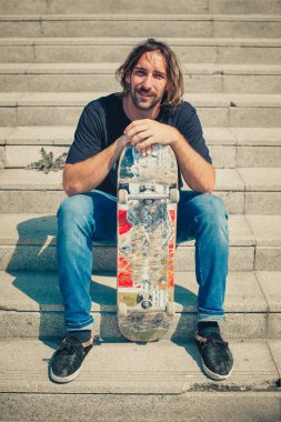 Patenci ile paten kurulu merdivenlerde dinleniyor