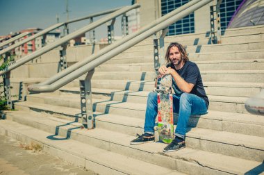 Patenci rayları yanındaki merdivenlerde dinleniyor