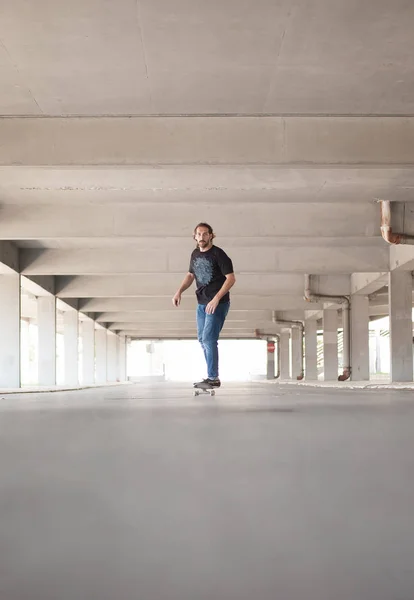 Professioneel skateboarder in ondergrondse passage — Stockfoto