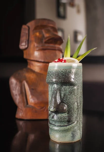 Свежий коктейль на барной стойке — стоковое фото