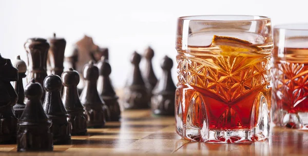 Виски и шахматы — стоковое фото