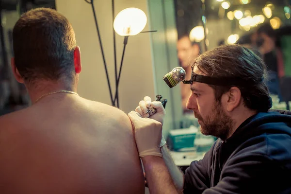 艺术家对男性顾客制作纹身 — 图库照片