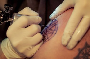 iş yerinde dövme sanatçısı