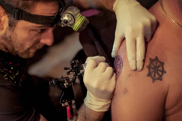 Konstnär som gör tatuering på manliga kund — Stockfoto