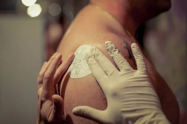 Tatuaggio artista al lavoro — Foto Stock