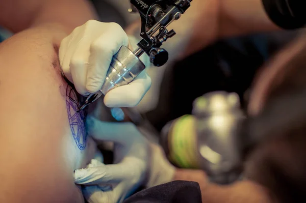 Tattoo artist at work — Stock Photo, Image