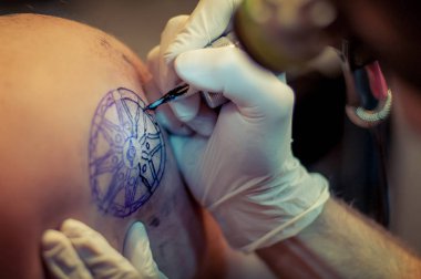 iş yerinde dövme sanatçısı