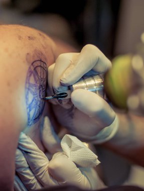 iş yerinde dövme sanatçısı