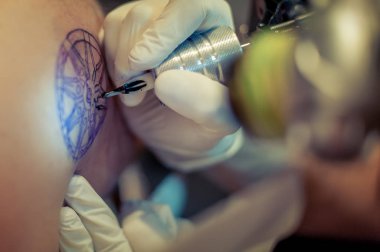 iş yerinde dövme sanatçısı