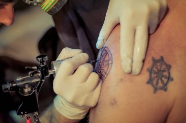 iş yerinde dövme sanatçısı