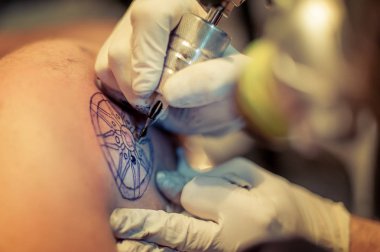 iş yerinde dövme sanatçısı