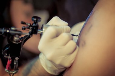 iş yerinde dövme sanatçısı