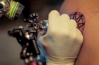 iş yerinde dövme sanatçısı