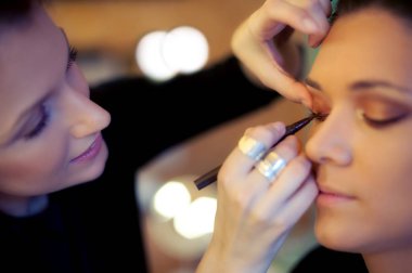 Makyaj sanatçısı.