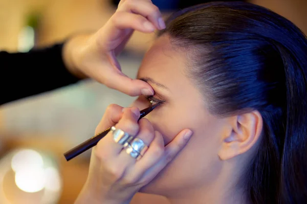 Maquillaje artista en el trabajo — Foto de Stock