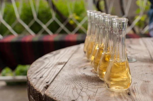 Brandy prune dans des verres de tir sur une table en bois — Photo