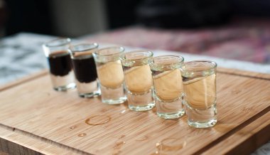 Fondip bardakları üst üste dizilmiş brendi