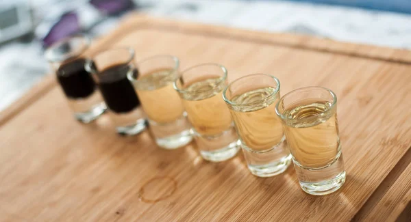 Brandy dans des verres de tir alignés dans une rangée — Photo