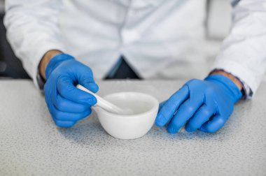 Kimyager sıvı azot ile bir deneme gerçekleştirir