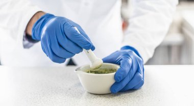 Kimyager sıvı azot ile bir deneme gerçekleştirir