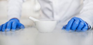 Kimyager sıvı azot ile bir deneme gerçekleştirir