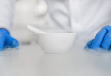 Kimyager sıvı azot ile bir deneme gerçekleştirir