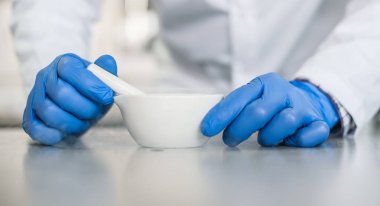 Kimyager sıvı azot ile bir deneme gerçekleştirir