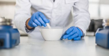 Kimyager sıvı azot ile bir deneme gerçekleştirir