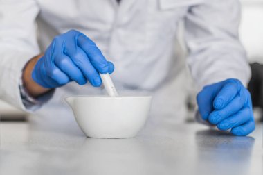 Kimyager sıvı azot ile bir deneme gerçekleştirir